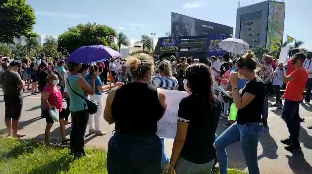 Servidores da Educação manifestam em frente ao Paço Municipal de Goiânia