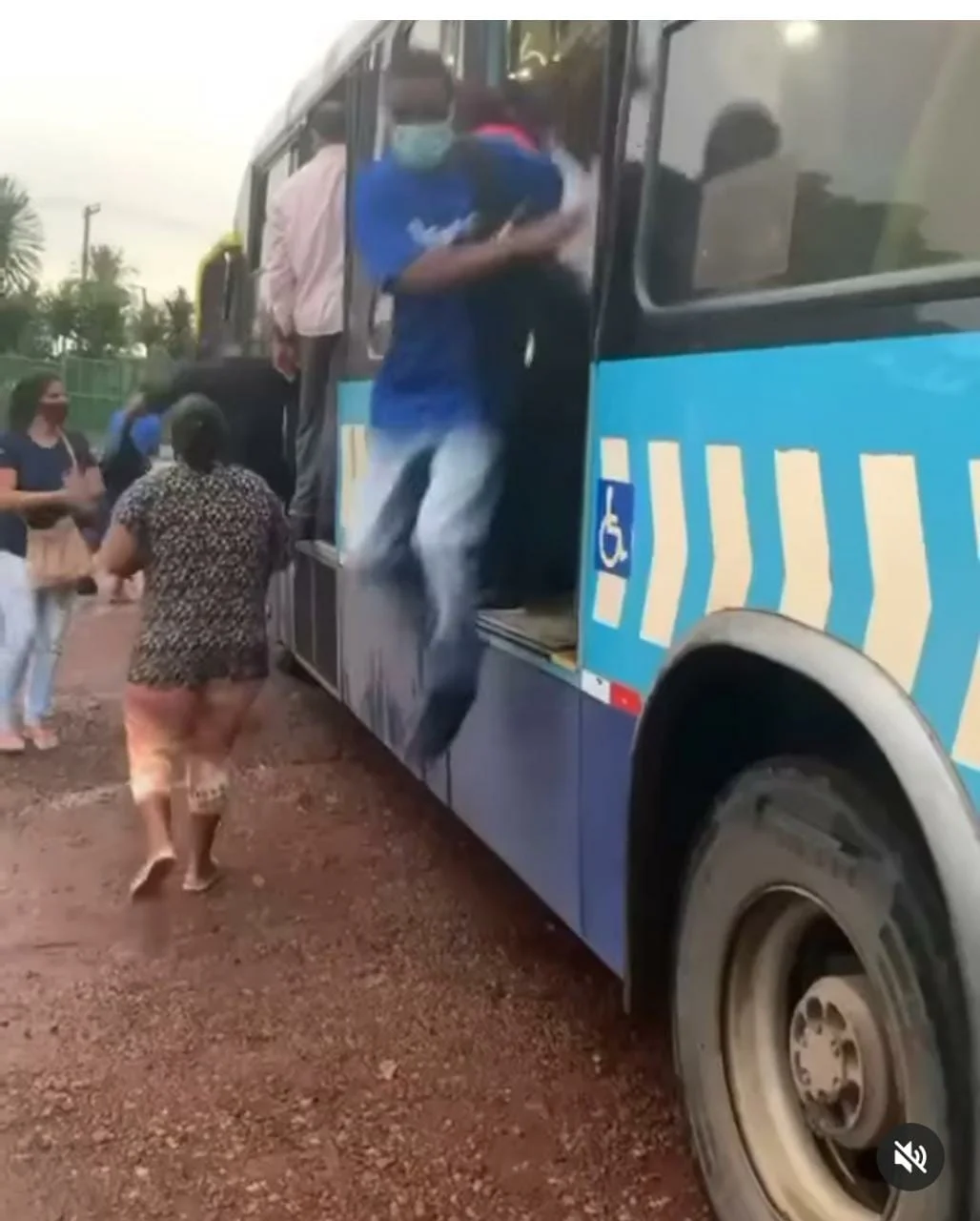 Ônibus quebra no Terminal Padre Pelágio, e passageiros precisam pular para descer