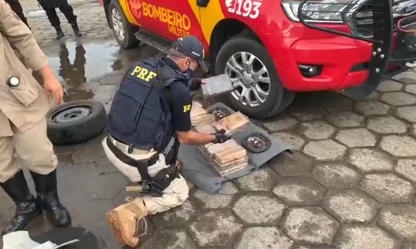 Polícia apreende 28 kg de cocaína escondida em fundo falso de teto de veículo