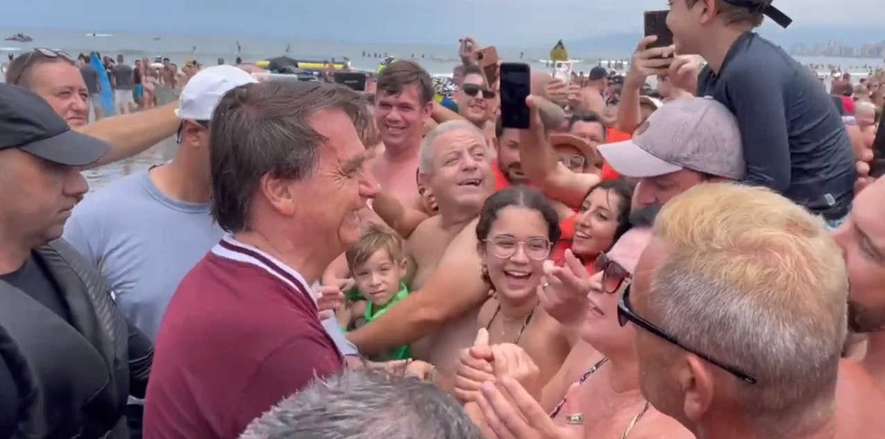 Passeio de jet ski e jantar marcam primeiro dia de folga de Bolsonaro no carnaval