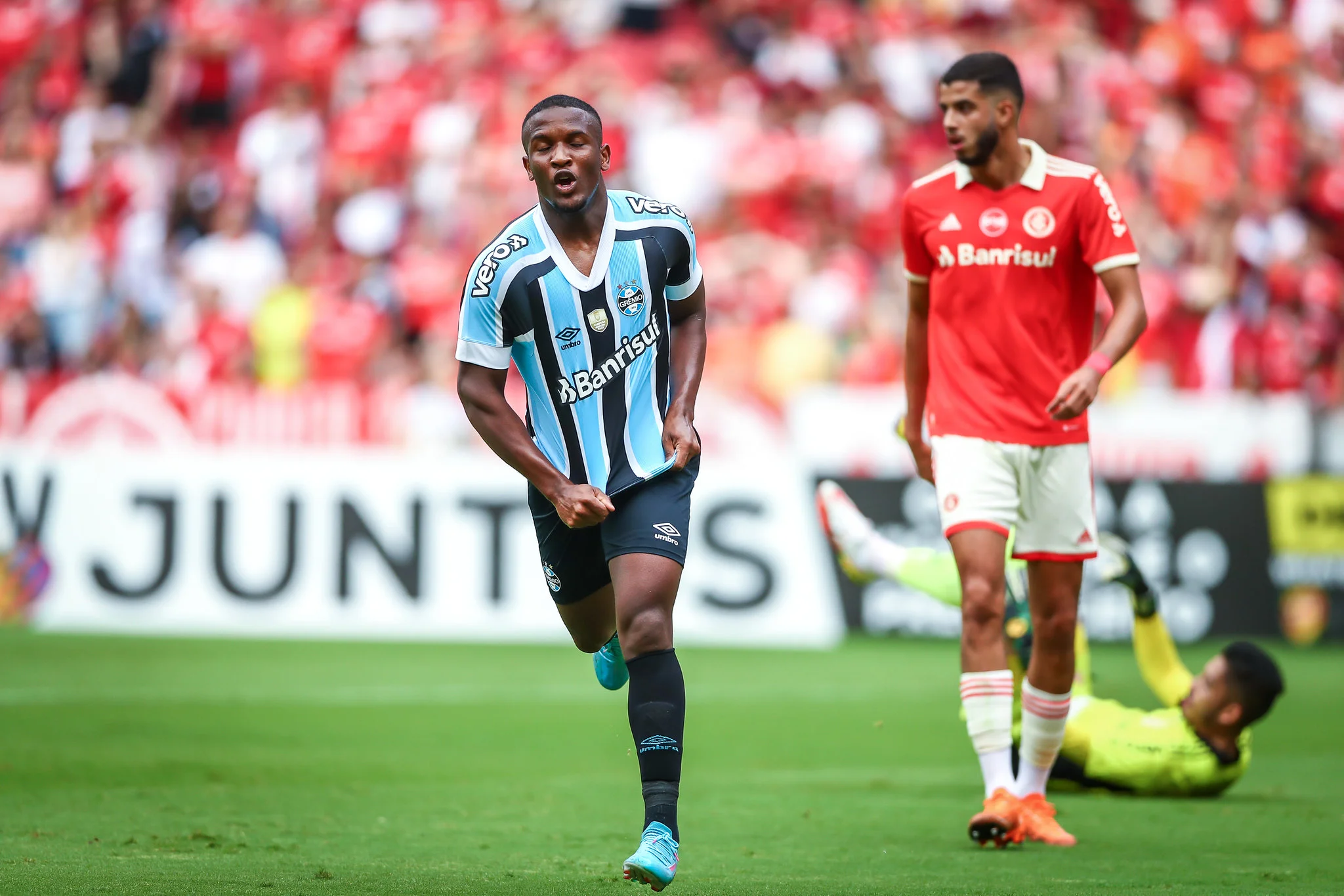 Grêmio ganha do Inter no Beira-Rio e abre enorme vantagem rumo à final do Gaúcho