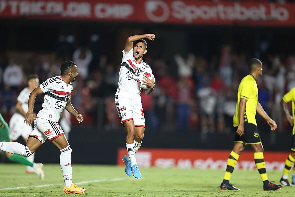 Após susto, São Paulo faz 4, bate São Bernardo e está na semifinal do Paulistão