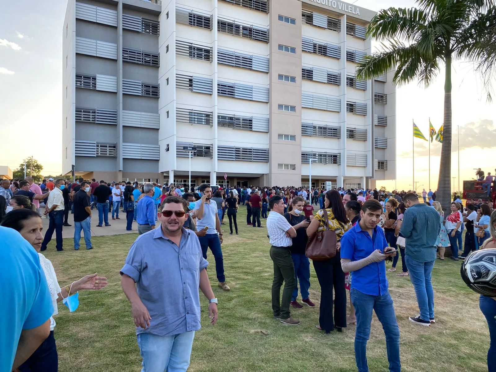 Em clima de despedida, apoiadores de Gustavo Mendanha se reúnem na praça da Cidade Administrativa