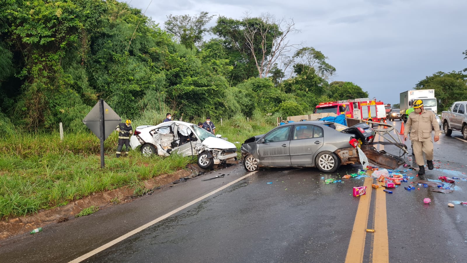 Acidente deixa uma pessoa morta e outra ferida na G0-060, em Trindade