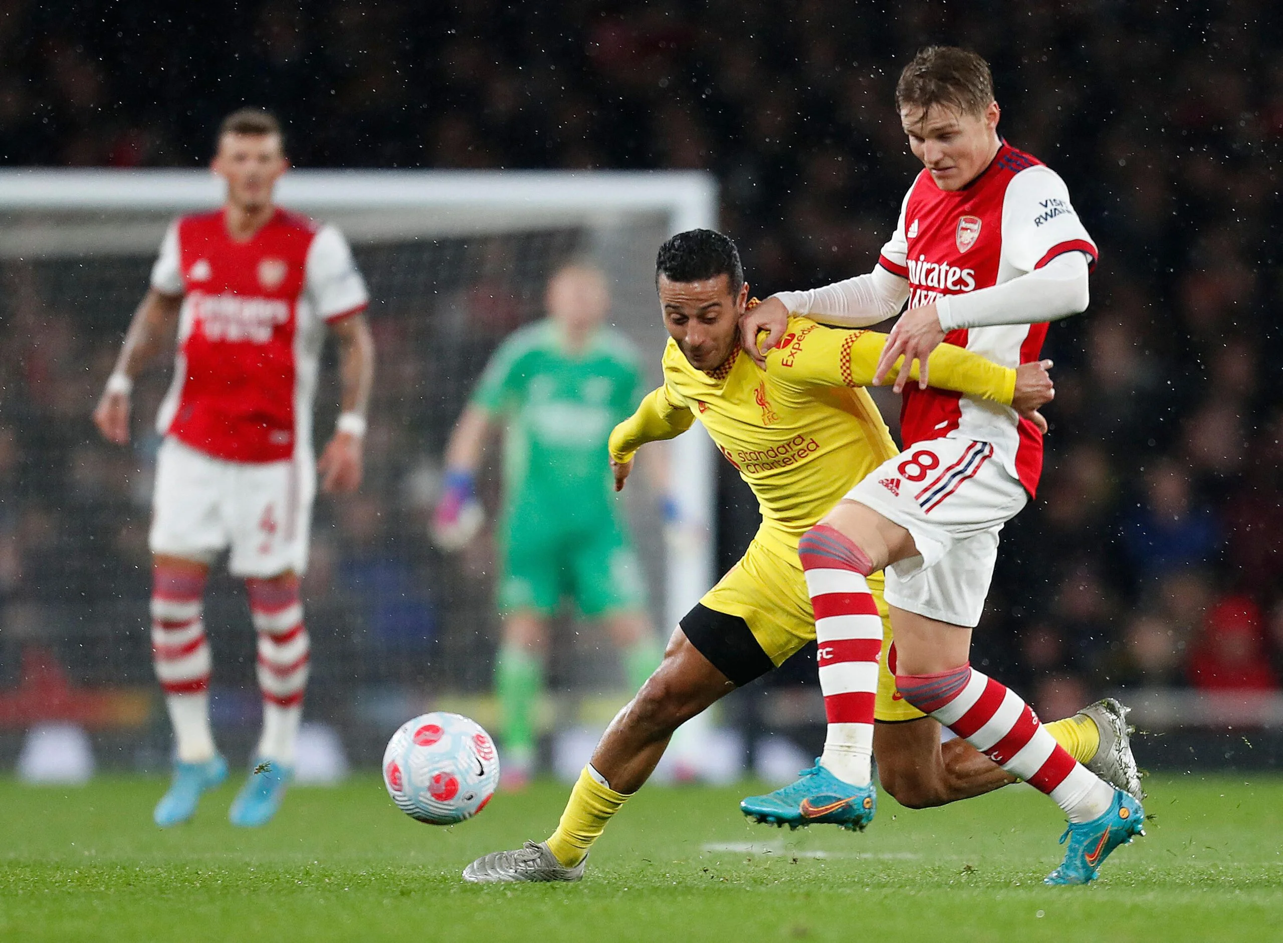 Liverpool vence o Arsenal e encosta no líder Manchester City