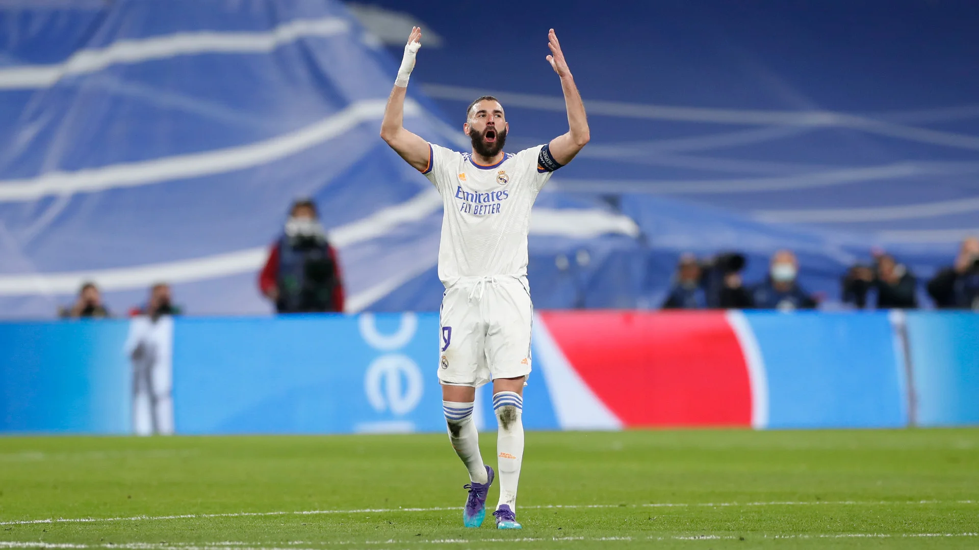 Com hat-trick e recorde de Benzema, Real vira e elimina PSG na Liga dos Campeões