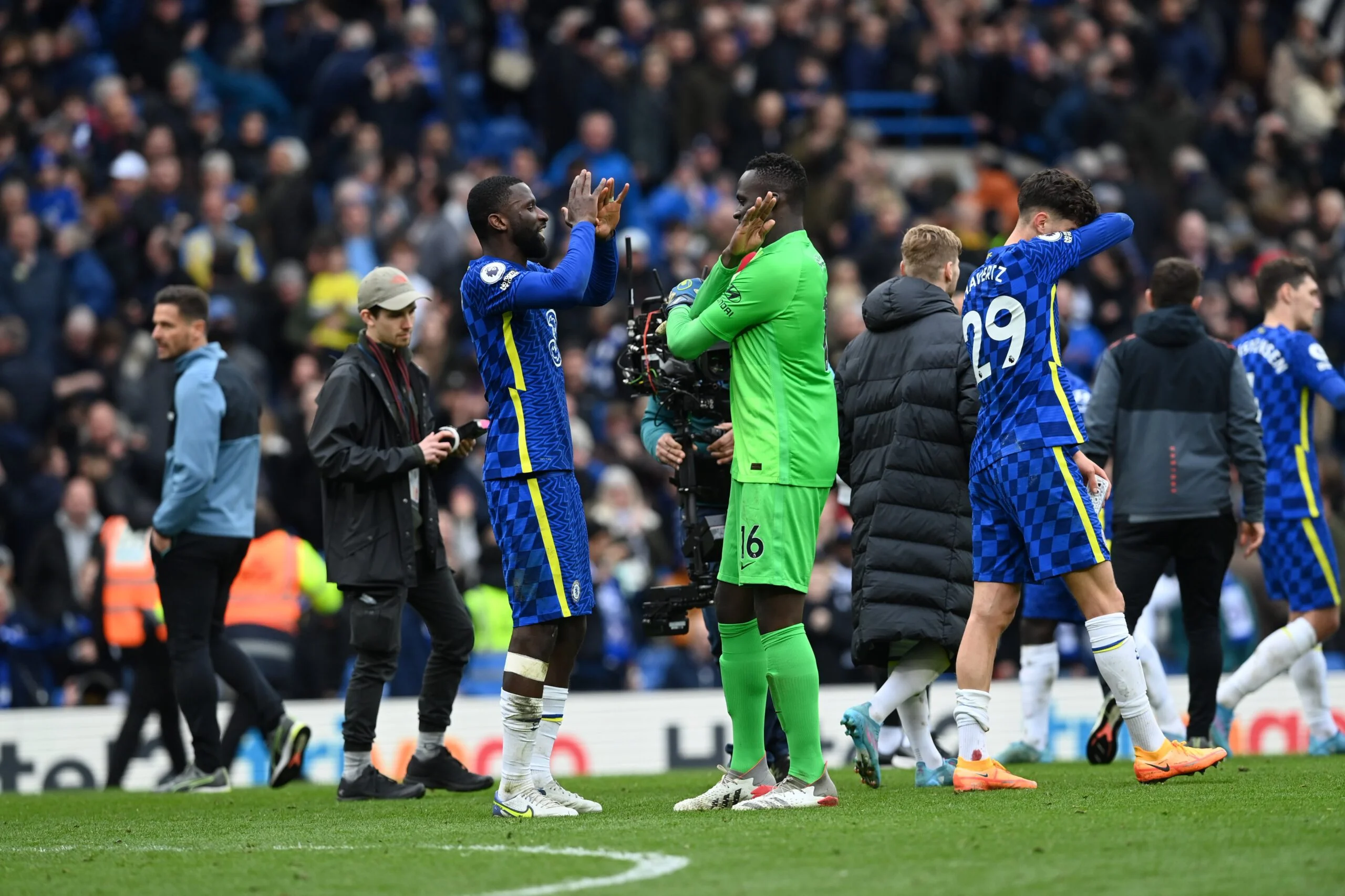 Chelsea vence Newcastle em jogo com manifestações da torcida contra sanções