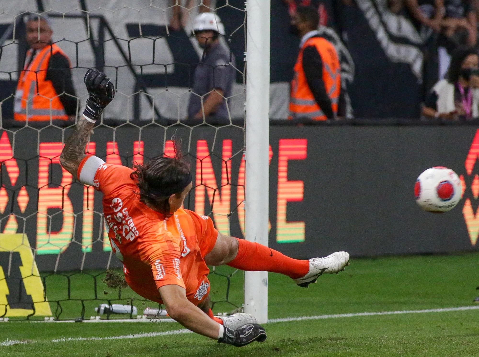 Corinthians sofre, supera Guarani nos pênaltis e visita o São Paulo na semifinal