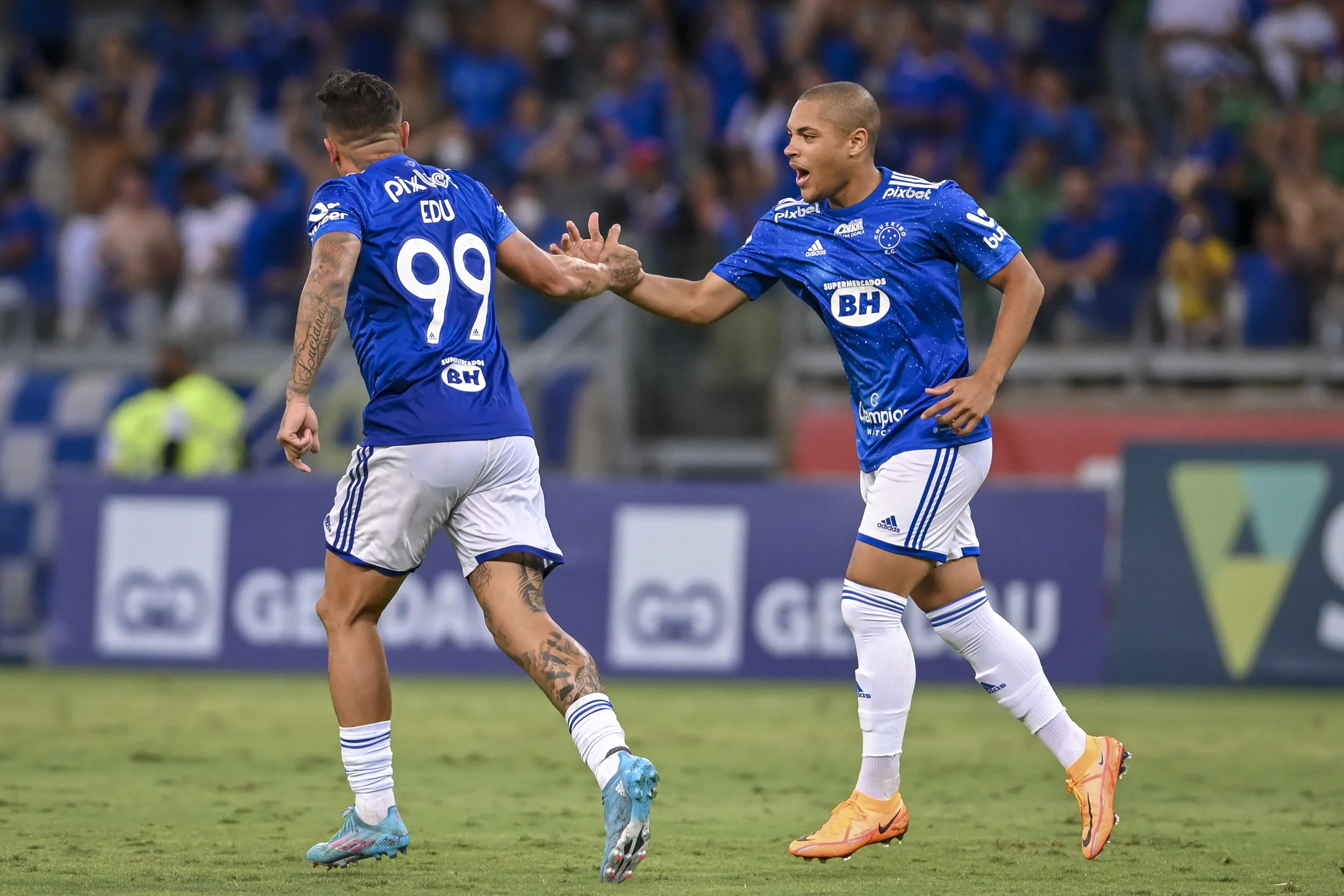 Cruzeiro vence Athletic por 2 a 0 e fica perto da final do Mineiro