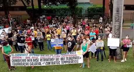 No 15º dia de greve, servidores da Educação em Goiânia realizam ato na porta do TCM