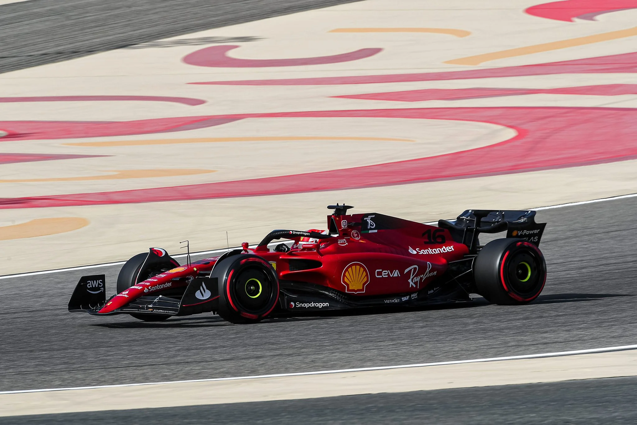 Leclerc supera Verstappen, faz pole no Bahrein e mostra força da Ferrari