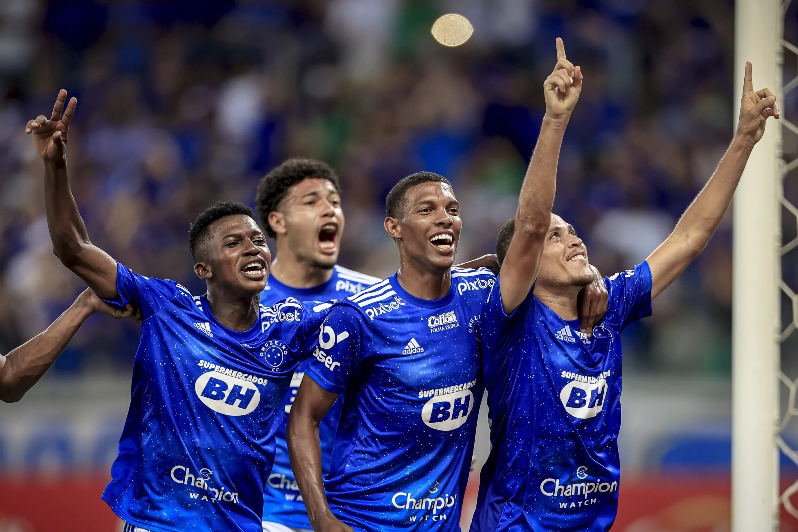 Com 2 gols de pênalti, Cruzeiro goleia e reage após derrota em clássico