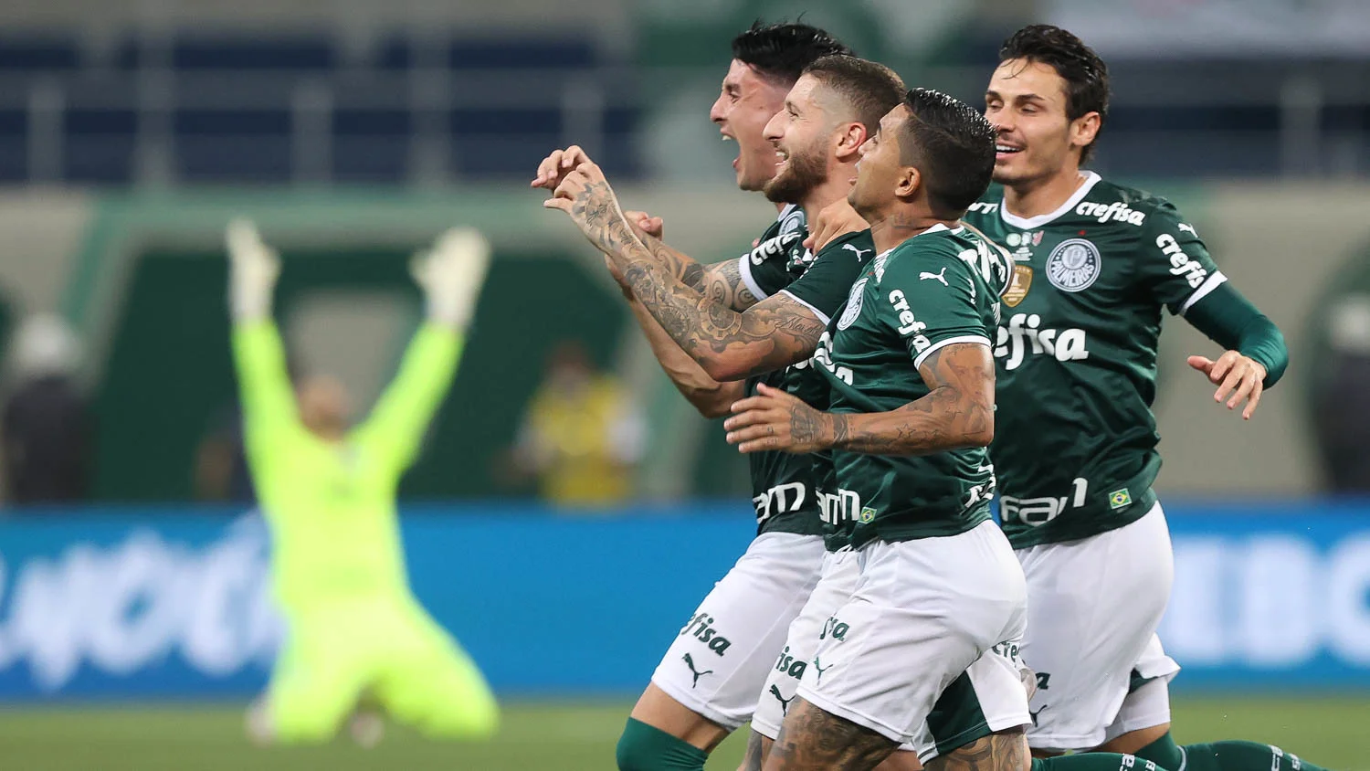 Palmeiras bate Athletico-PR com gol de volantes e conquista Recopa pela 1ª vez