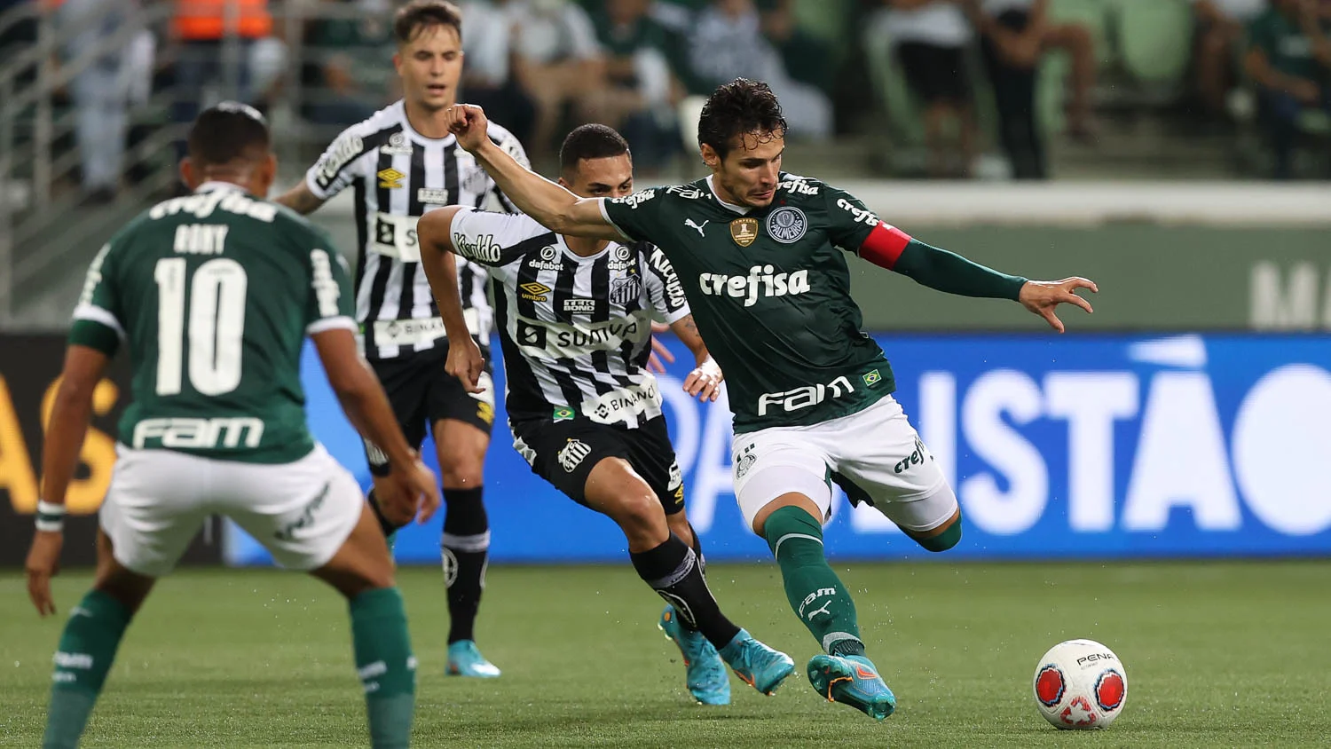 Palmeiras bate Santos, ganha 2º clássico seguido e já mira duelo com Corinthians