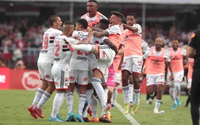 São Paulo elimina o Corinthians e reencontra o Palmeiras na final do Paulistão