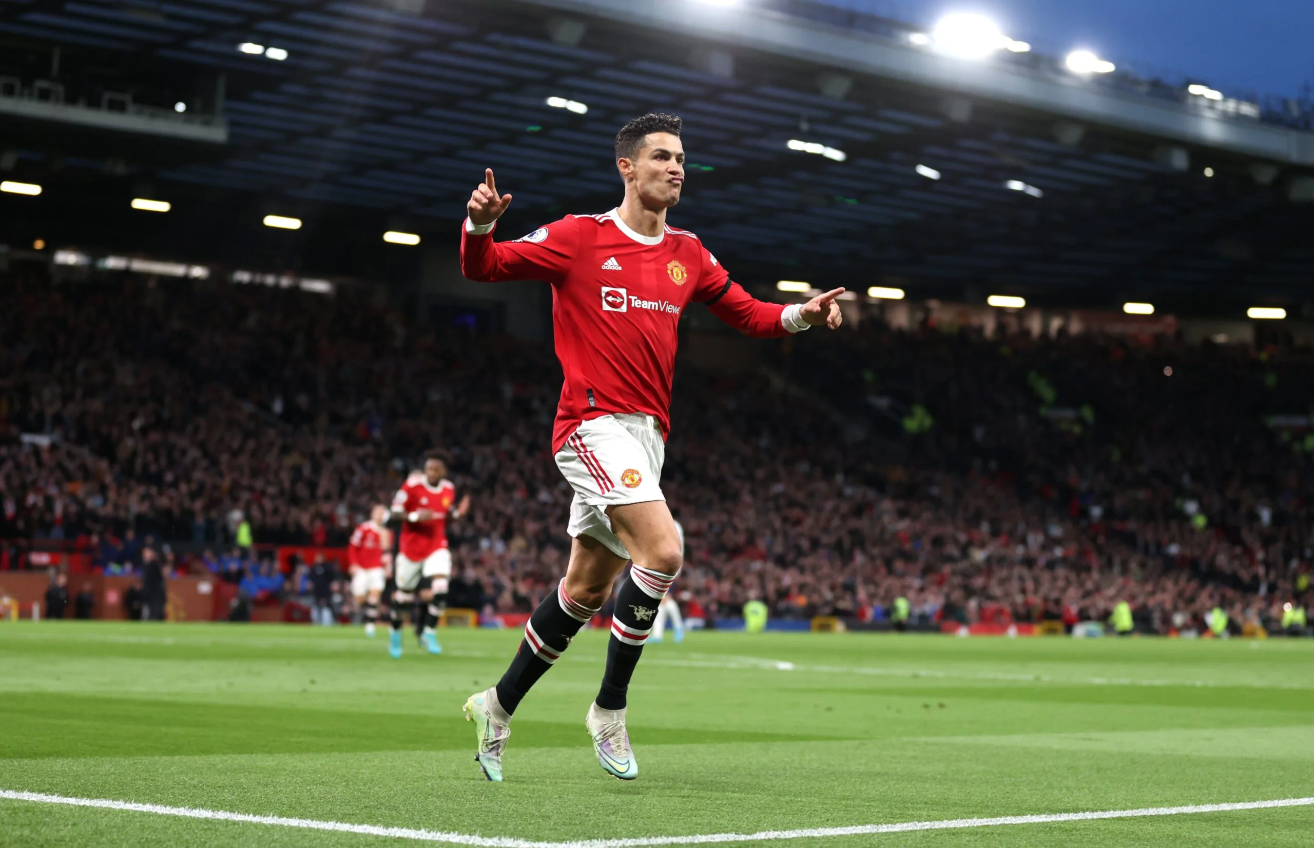 United vence, Cristiano Ronaldo marca 3 e vira maior artilheiro em jogos oficiais