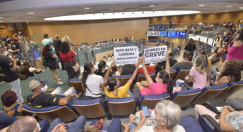 Reajuste dos professores passa em primeira fase da Alego, em meio a protesto de servidores da categoria