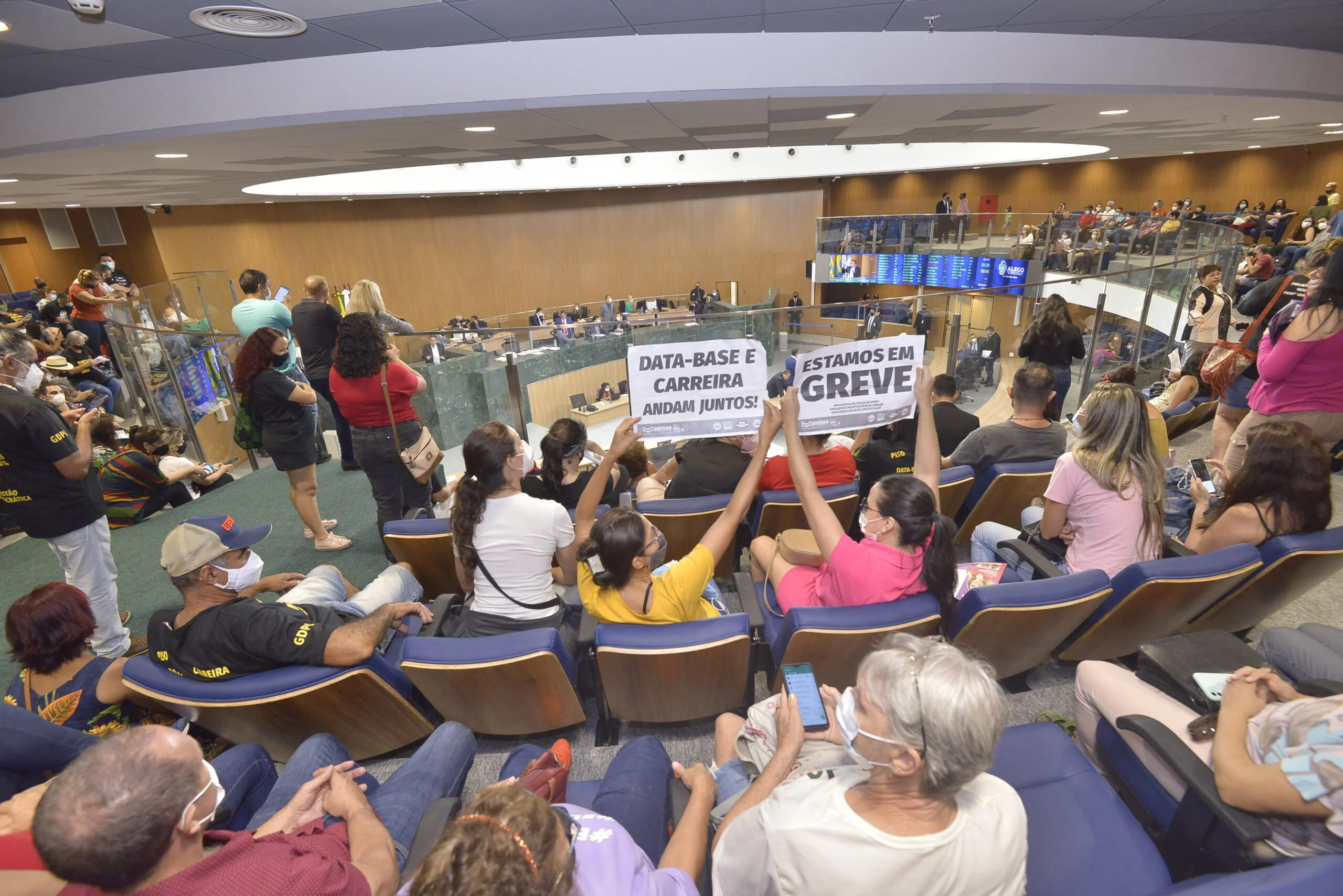 Reajuste dos professores passa em primeira fase da Alego, em meio a protesto de servidores da categoria