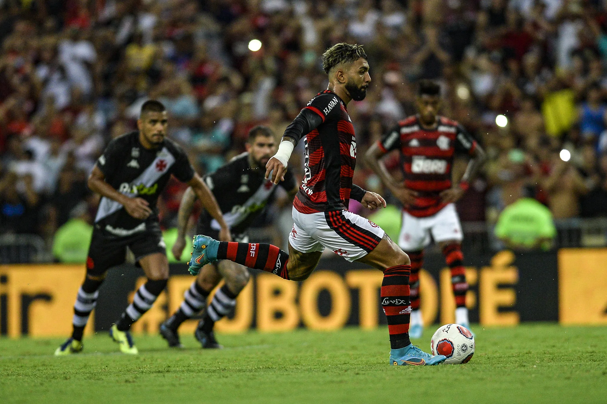 Em jogo decepcionante, Flamengo vence o Vasco no 1º duelo da semifinal do Carioca