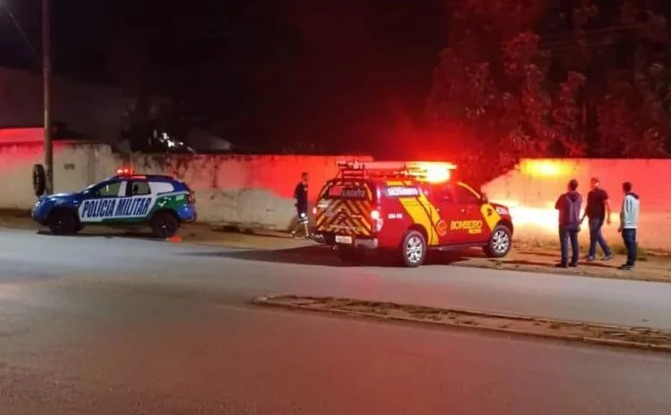 Caminhonete voa na pista, passa por muro e cai em quintal de residência, em Nerópolis