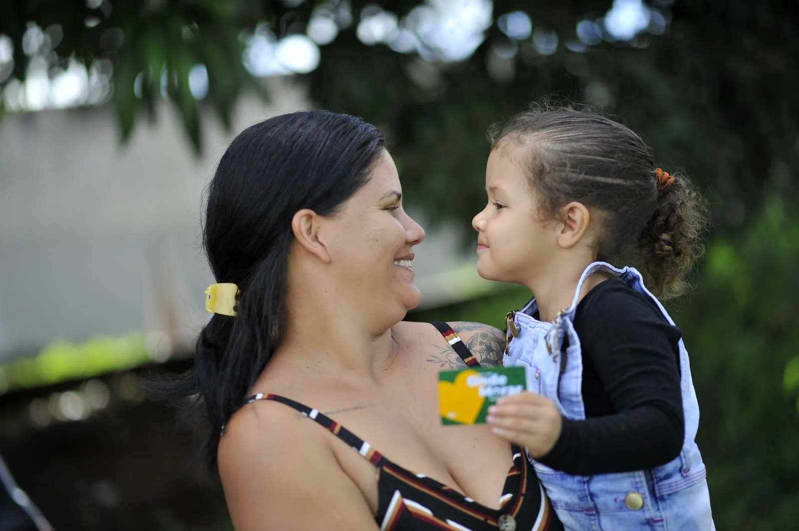 Beneficiários do Aluguel Social de Novo Gama recebem cartões nesta sexta-feira (18)