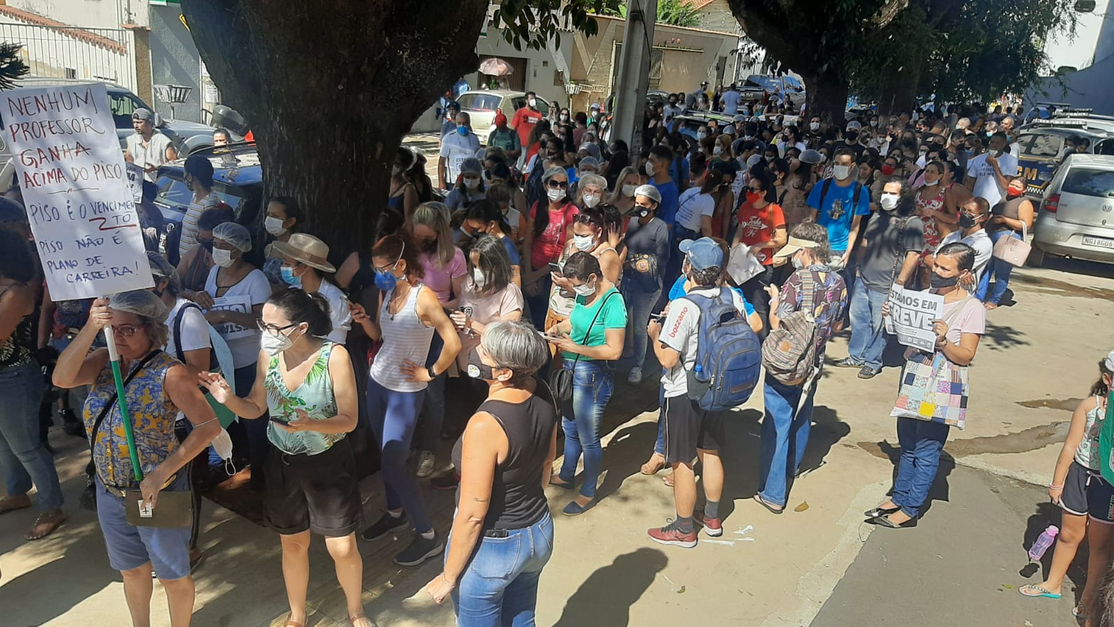 Servidores da Educação manifestam em frente a SME de Goiânia, nesta segunda (21)