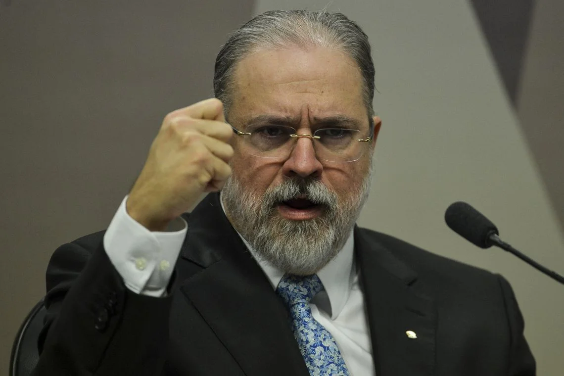 Aras diz que indulto natalino de Bolsonaro à militares é inconstitucional