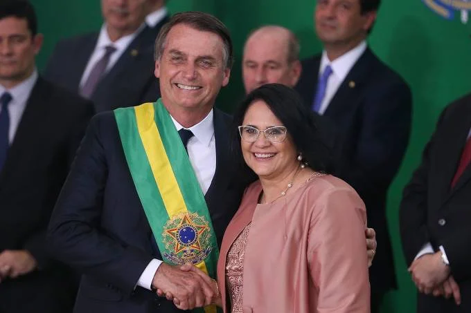 Bolsonaro convence Damares a se candidatar; ministra se filiará ao Republicanos