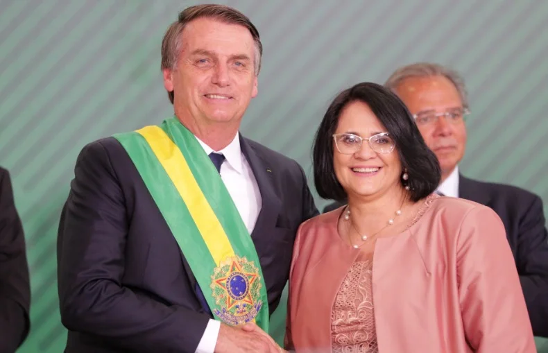 Acordo entre Bolsonaro e Ibaneis força Damares a desistir do Senado