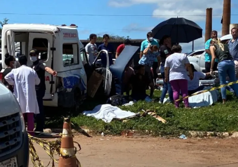 Duas pessoas morrem em acidente entre ambulância e camionete na GO-060, em Claudinápolis