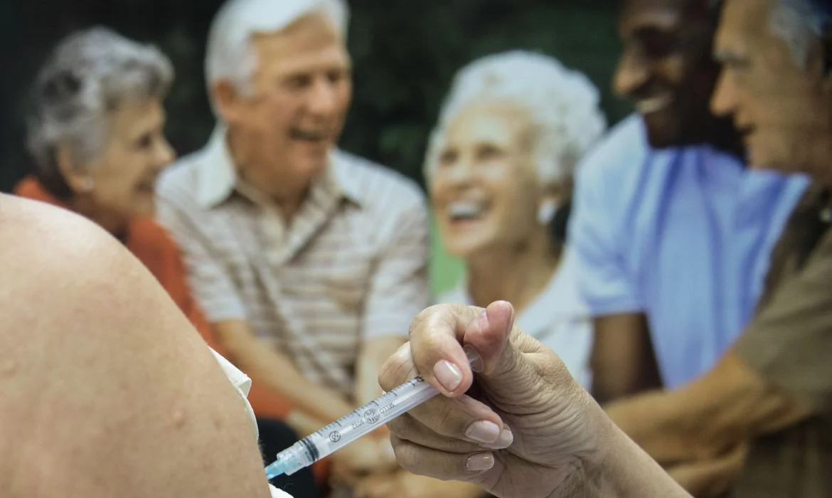 Saúde delibera aplicação da segunda dose de reforço para idosos acima de 80 anos