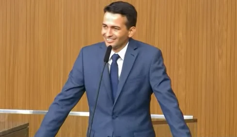 Max Menezes toma posse como deputado estadual já mirando campanha