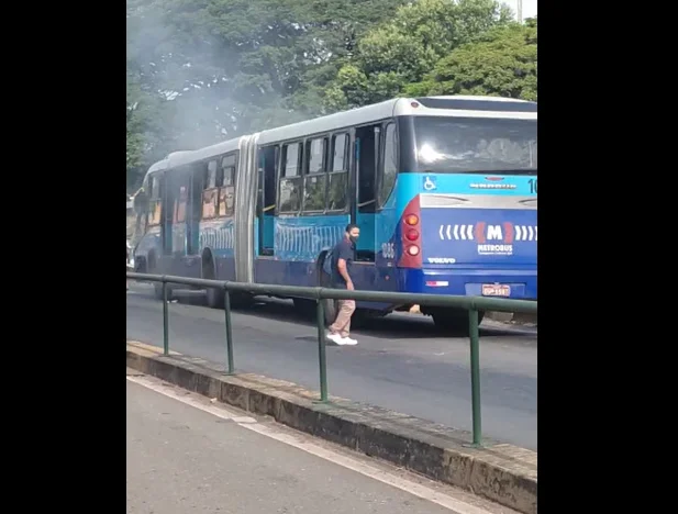 Ônibus do Eixo Anhanguera pega fogo no Jardim Novo Mundo