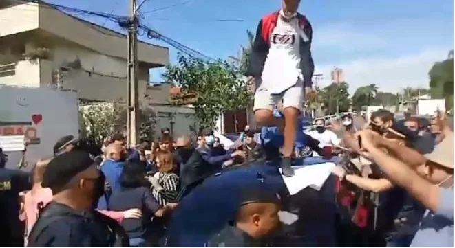 No 17ª dia de greve em Goiânia, professor sobe em carro do prefeito e é detido; outro também foi preso