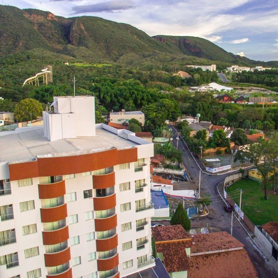 Rio Quente e Caldas Novas contrariam nota-técnica do Governo e liberam uso de máscara para ambientes fechados