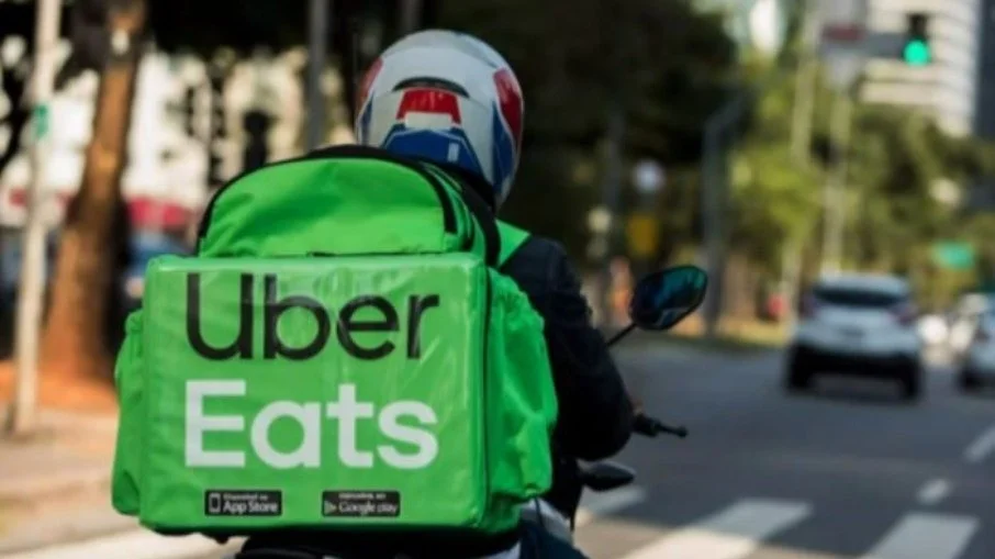 Uber Eats encerra operação de entregas delivery para restaurantes e bares