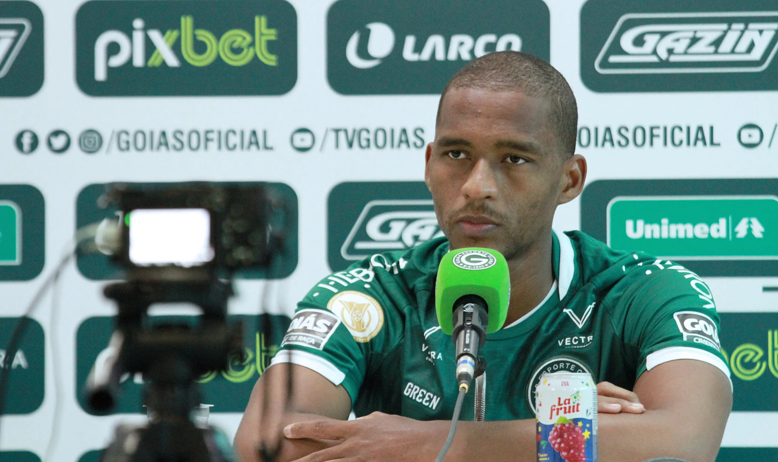 Goiás anuncia contratação de volante ex-Coritiba e Palmeiras