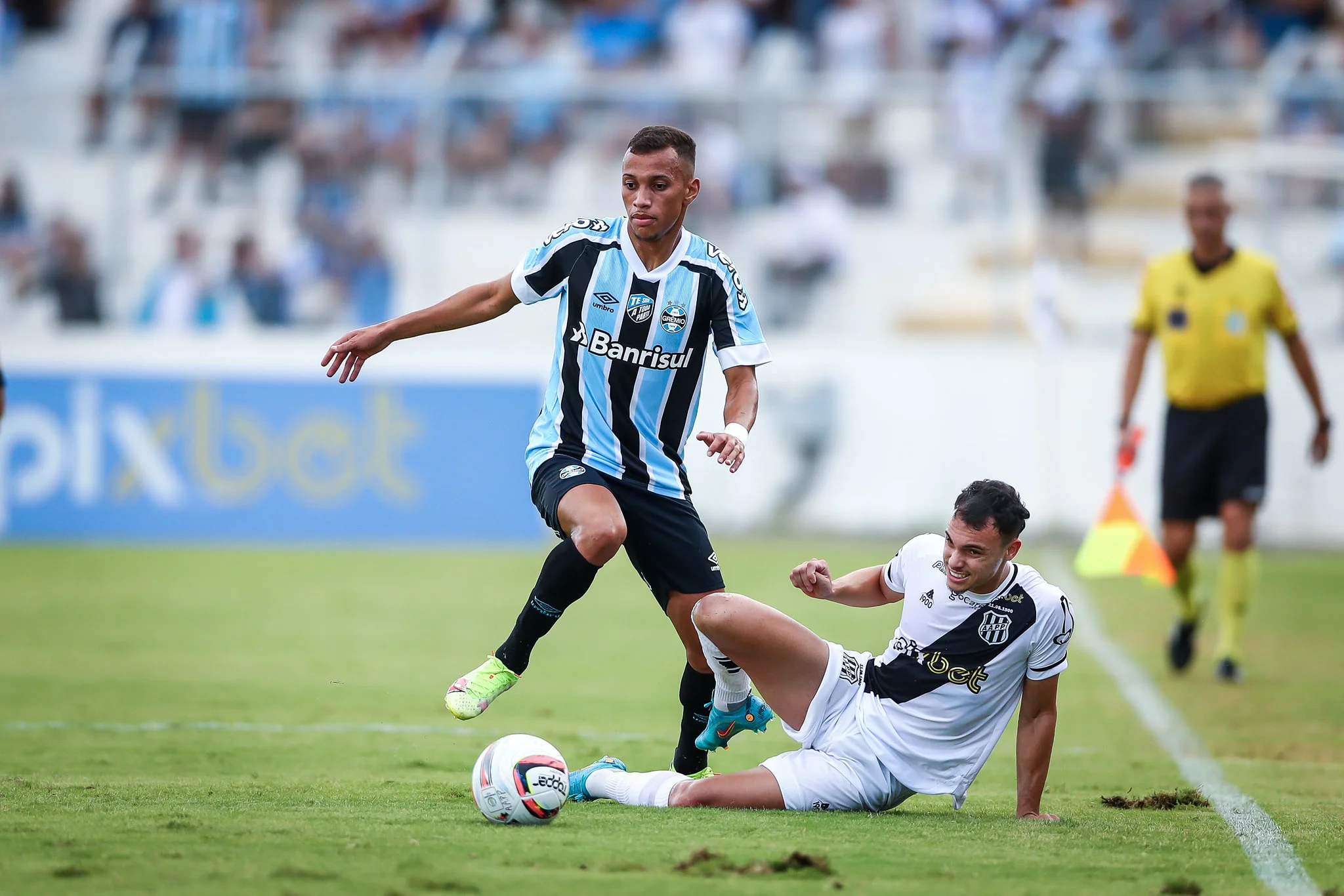 Grêmio perde pênalti e não sai do 0 a 0 com a Ponte Preta em estreia na Série B