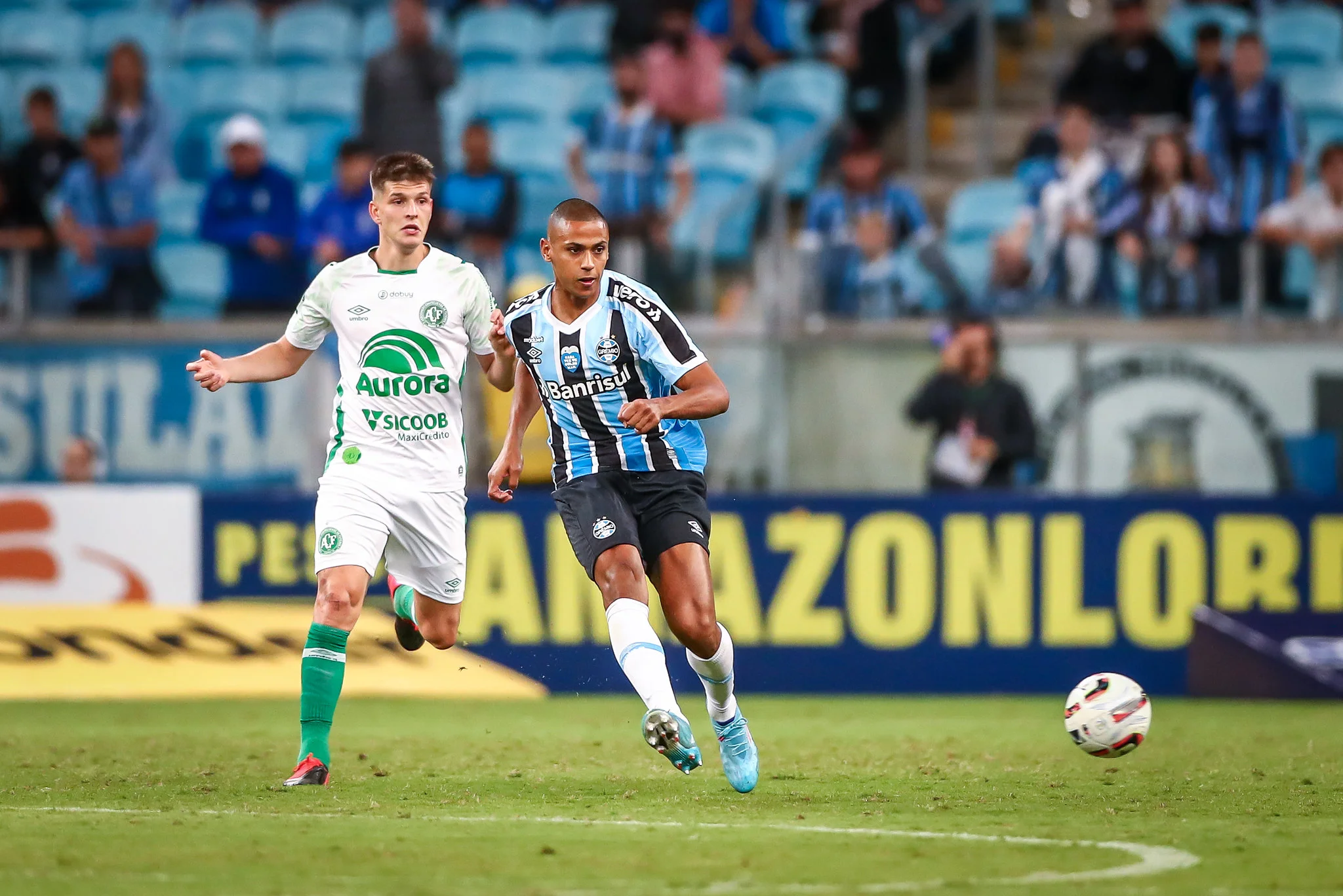 Grêmio domina Chapecoense, mas perde e é vaiado na estreia em casa pela Série B