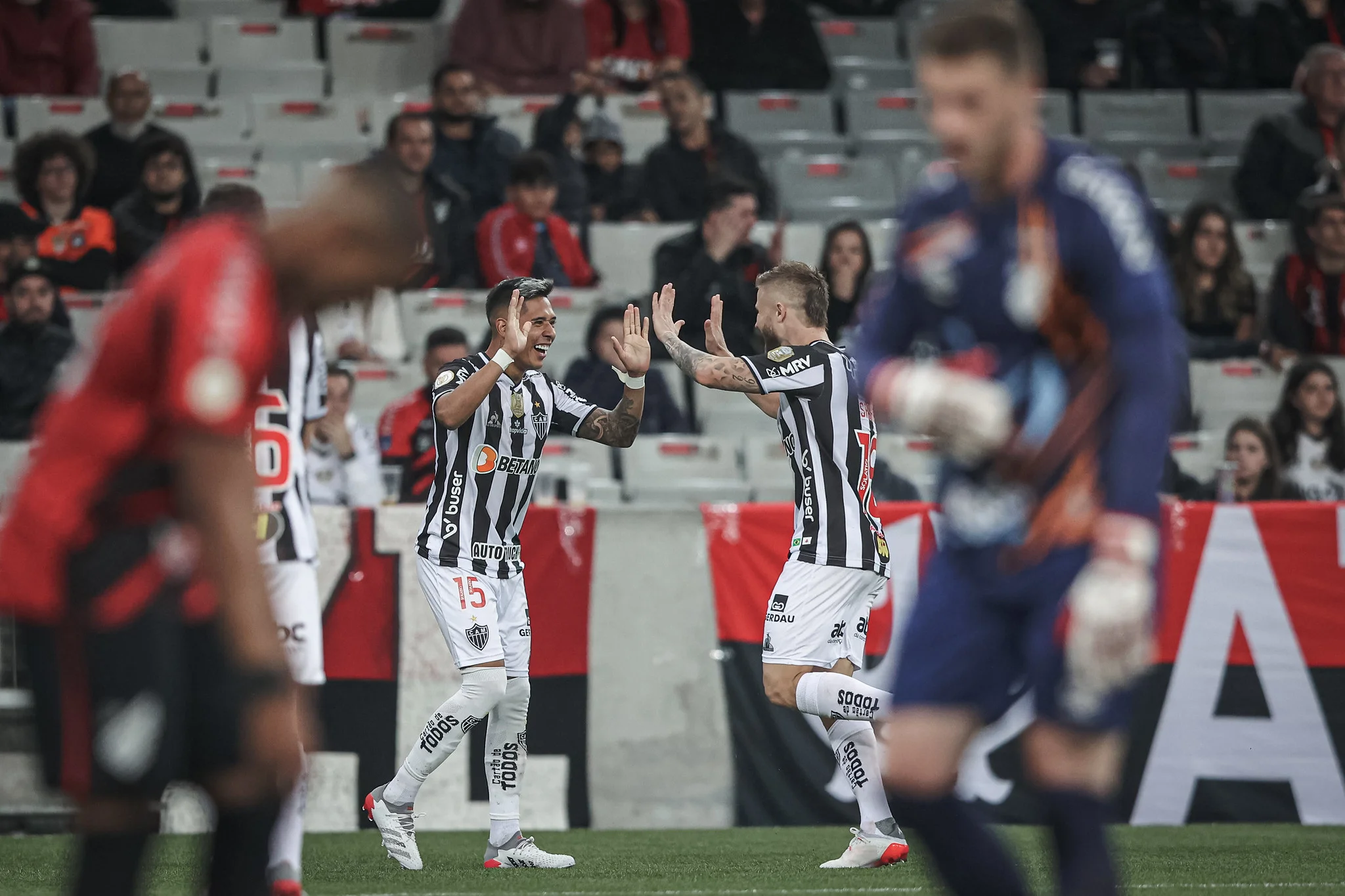 Zaracho marca, Atlético-MG supera Athletico-PR fora e vence a 2ª no Brasileirão