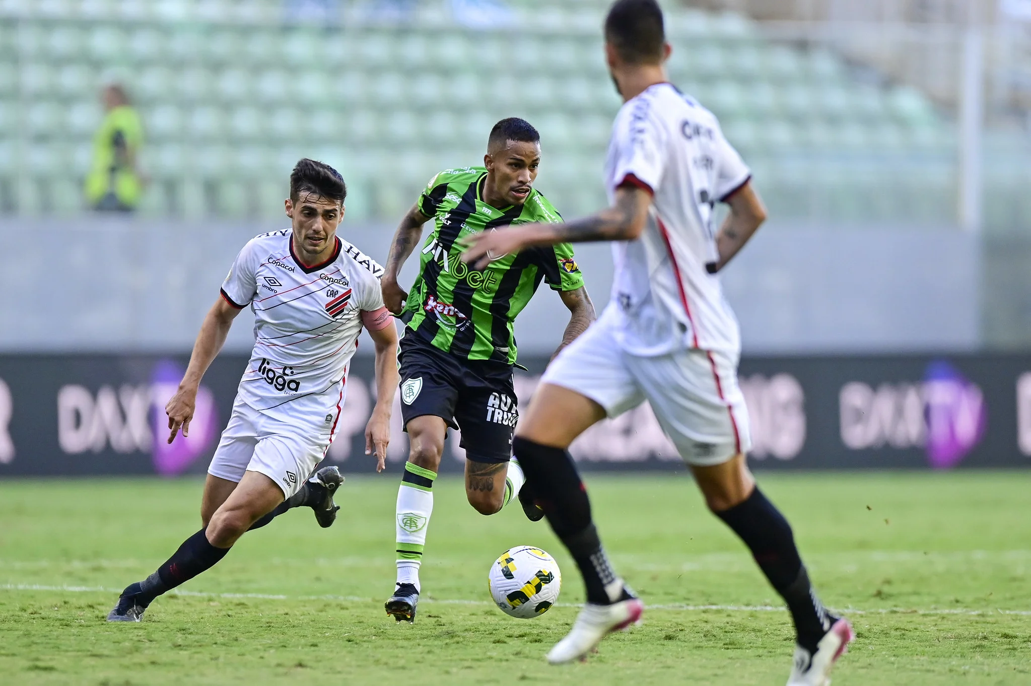 América-MG festeja 110 anos com triunfo sobre o Athletico-PR no Brasileirão