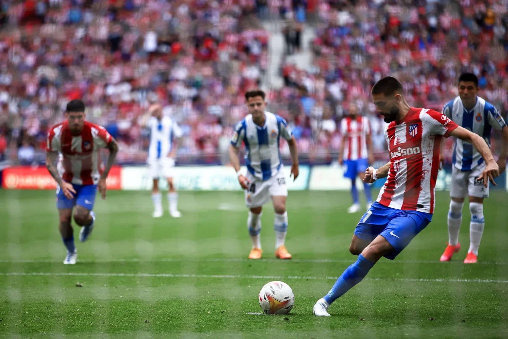 Carrasco faz nos acréscimos e salva Atlético de Madrid de tropeço contra Espanyol