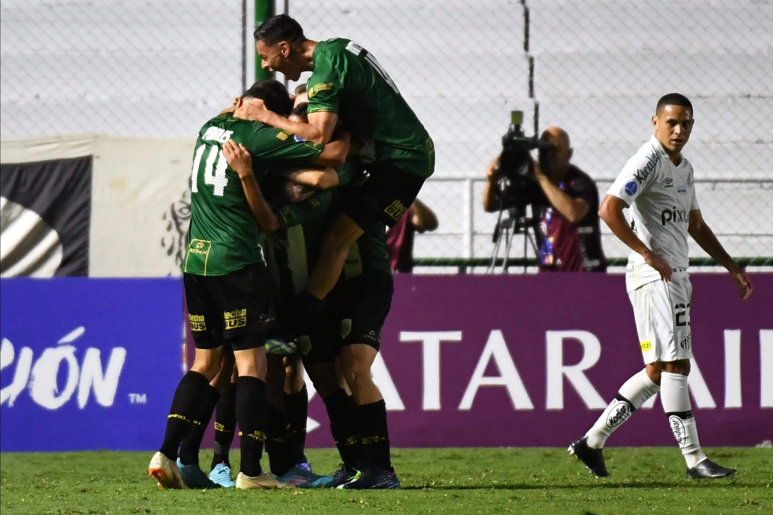 Santos estreia na Sul-Americana com derrota por 1 a 0 para Banfield na Argentina