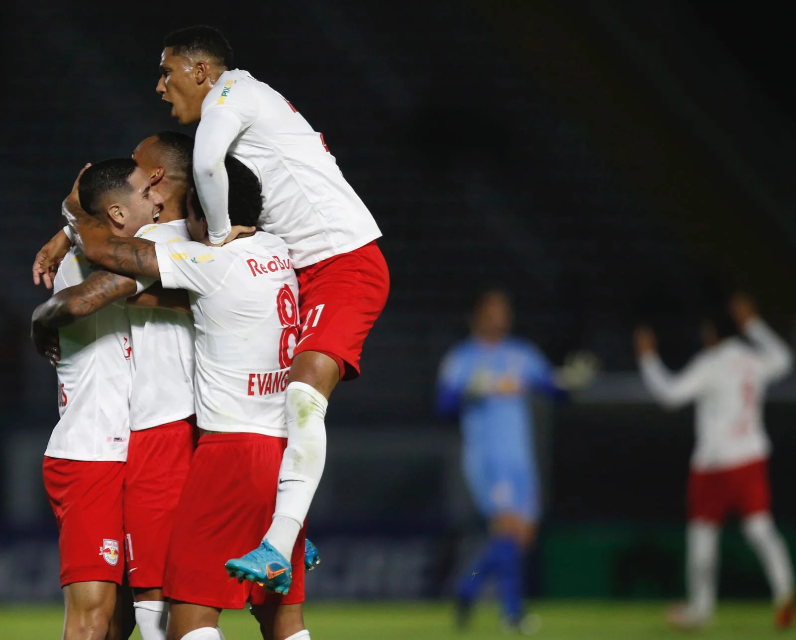 Em atuação desastrosa, Atlético-GO é goleado pelo RB Bragantino e Louzer perde invencibilidade