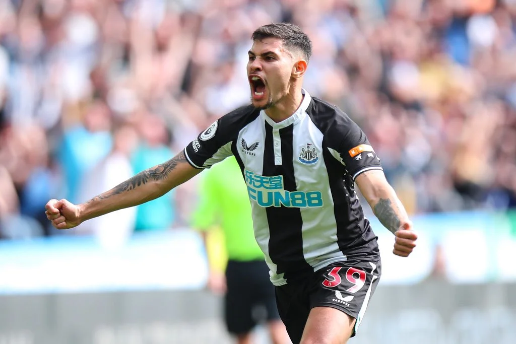 Bruno Guimarães faz dois e Newcastle vence Leicester de virada no Inglês