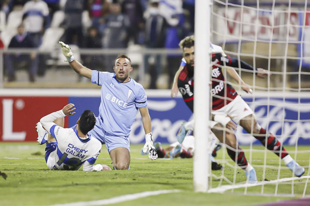 Flamengo vence Católica, encerra tabu no Chile e continua 100% na Libertadores