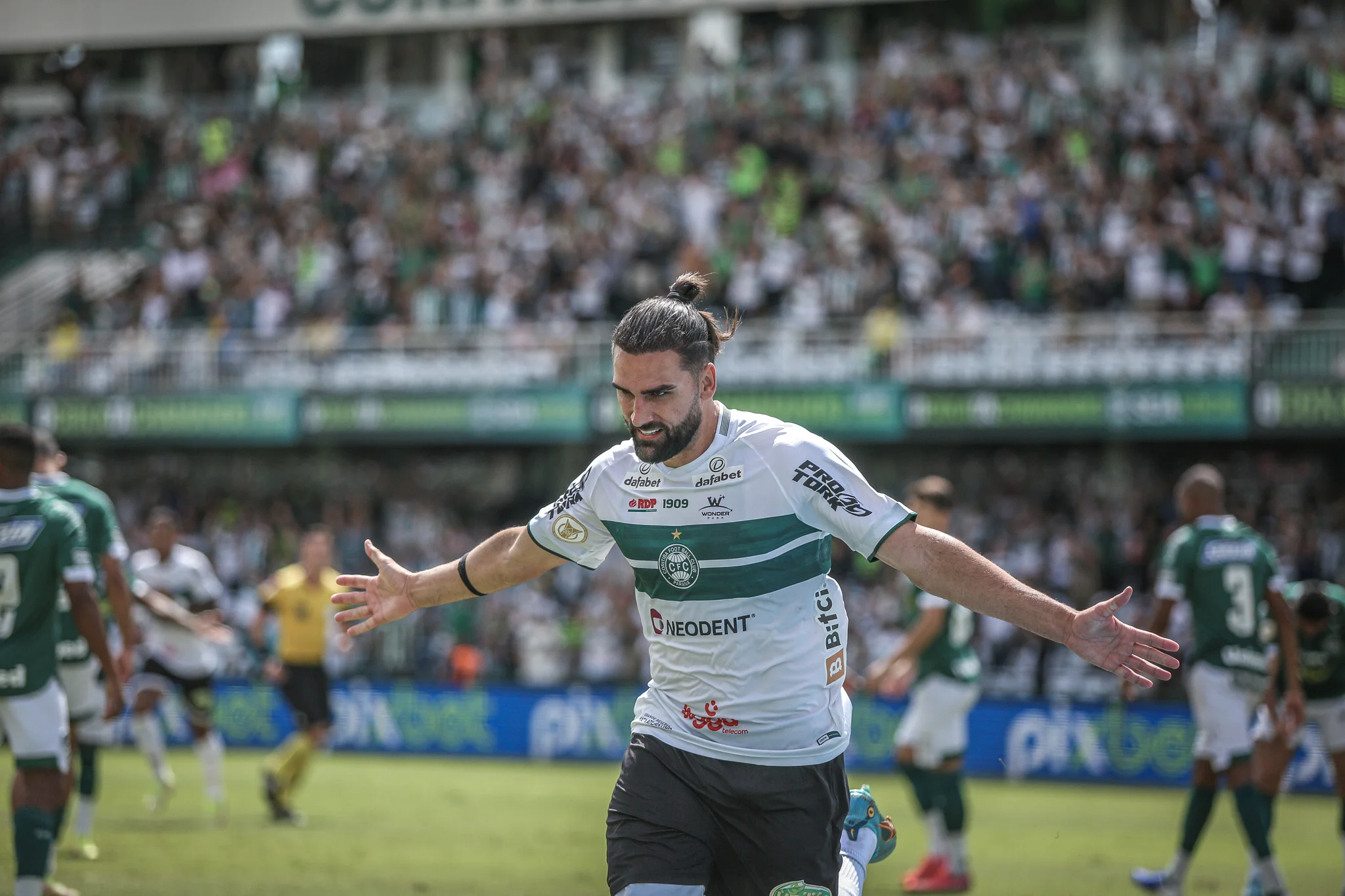 Com gols de Alef Manga e Léo Gamalho, Coritiba goleia Goiás na 1ª Rodada do Brasileirão