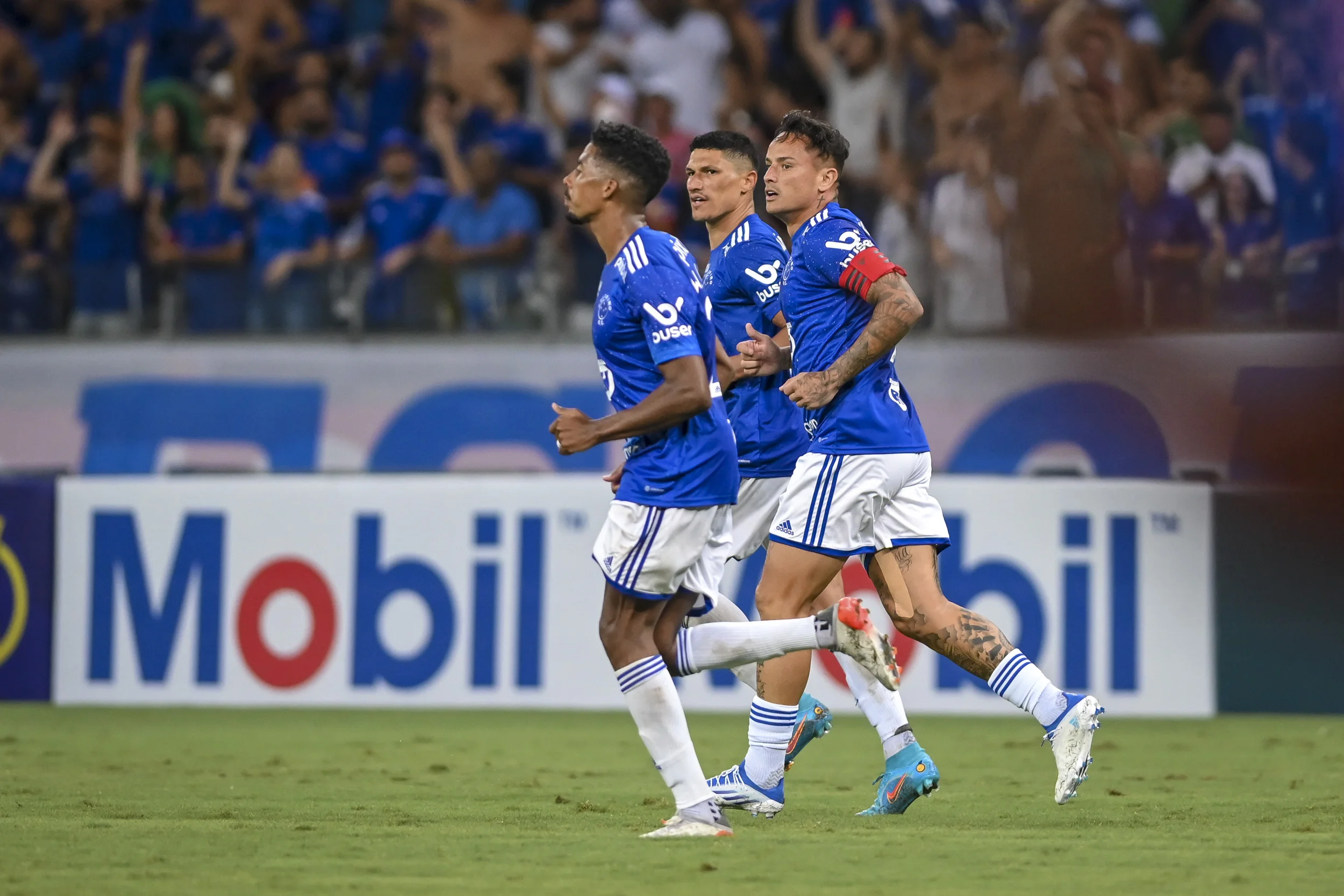 Cruzeiro ganha do Londrina e após 80 rodadas alcança o G-4 da Série B