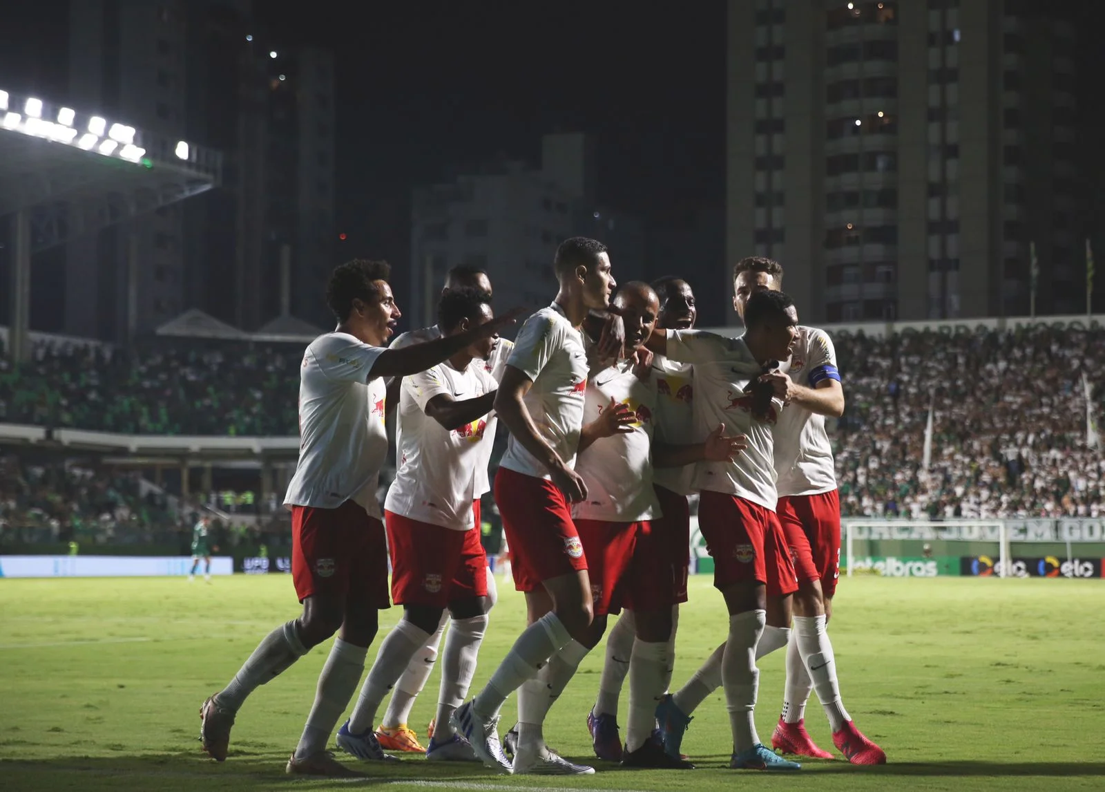 Goiás sai na frente, mas sofre virada do Red Bull Bragantino em confronto pela Copa do Brasil