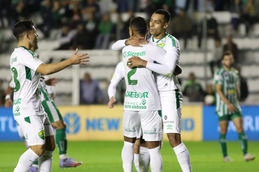 Em jogo de dois pênaltis, Cuiabá afunda Juventude e sobe na tabela